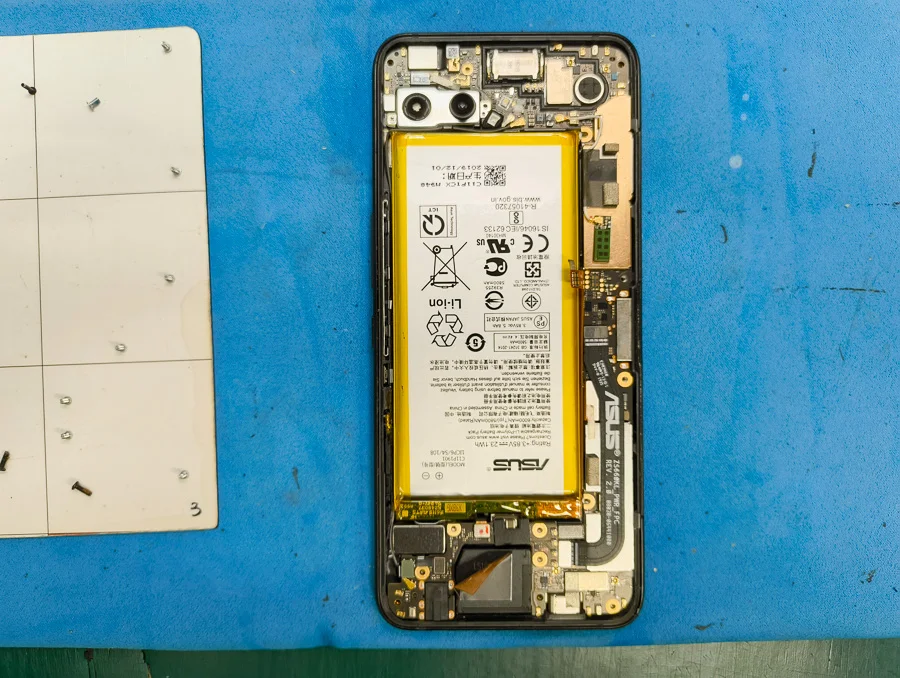 ROG Phone 3 ZS661KS 充電口修理 — 修理の様子