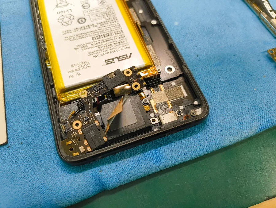 ROG Phone 6D 充電口修理 — 修理の様子