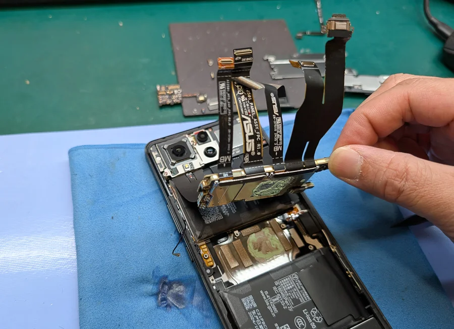 ROG Phone 6 Pro 充電口修理 — 修理の様子