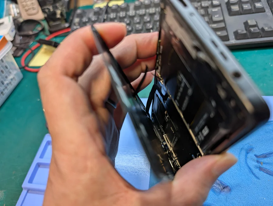 ROG Phone 6 充電口修理 — 修理の様子