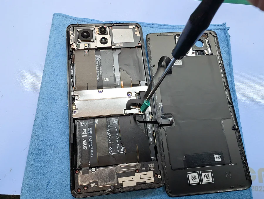 ZenFone 3 Max ZC553KL 充電口修理 — 修理の様子