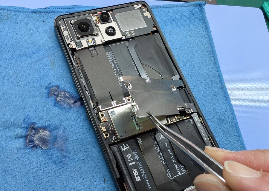 ZenFone Max Pro (M1) ZB602KL 充電口修理 — 修理の様子