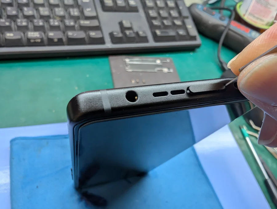 ZenFone Live (L1) ZA550KL 充電口修理 — 修理の様子