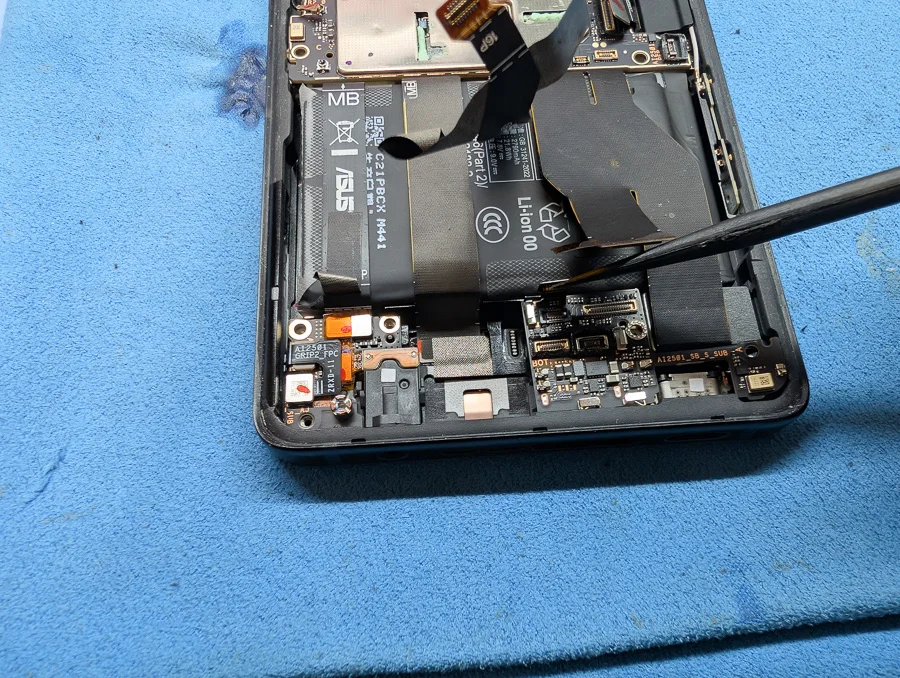 ROG Phone II ZS660KL 充電口修理 — 修理の様子