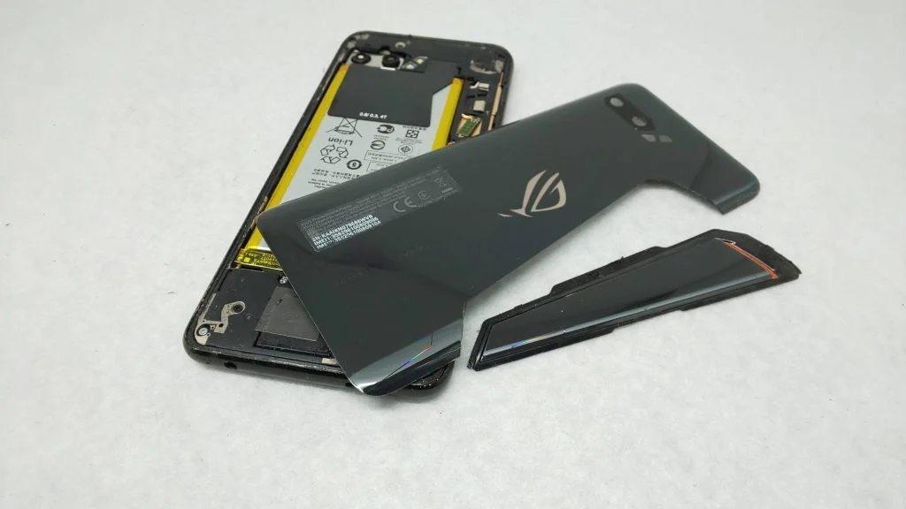 ZenFone 4 Selfie Pro ZD552KL 画面割れ修理 — 修理の様子