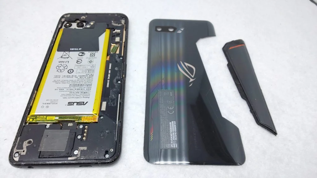 ROG Phone 7 液晶修理 — 修理の様子