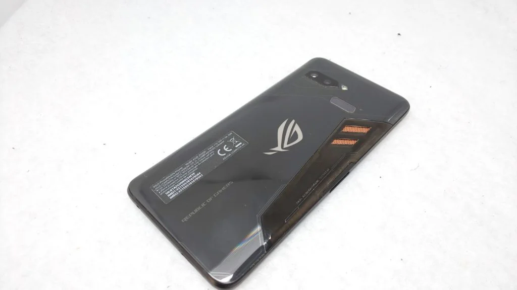 ROG Phone 5 Ultimate ZS673KS 液晶修理 — 修理の様子