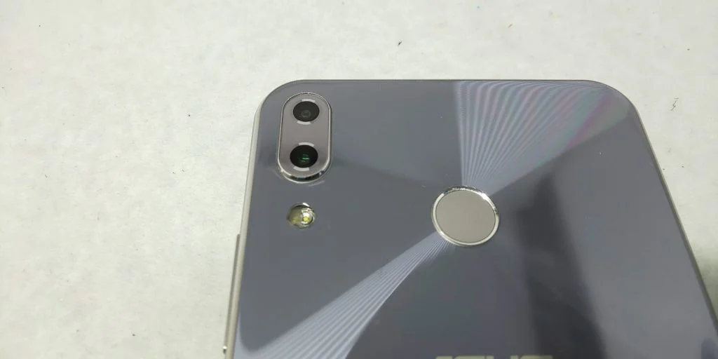 ZenFone Selfie ZD551KL カメラ修理 — 修理の様子