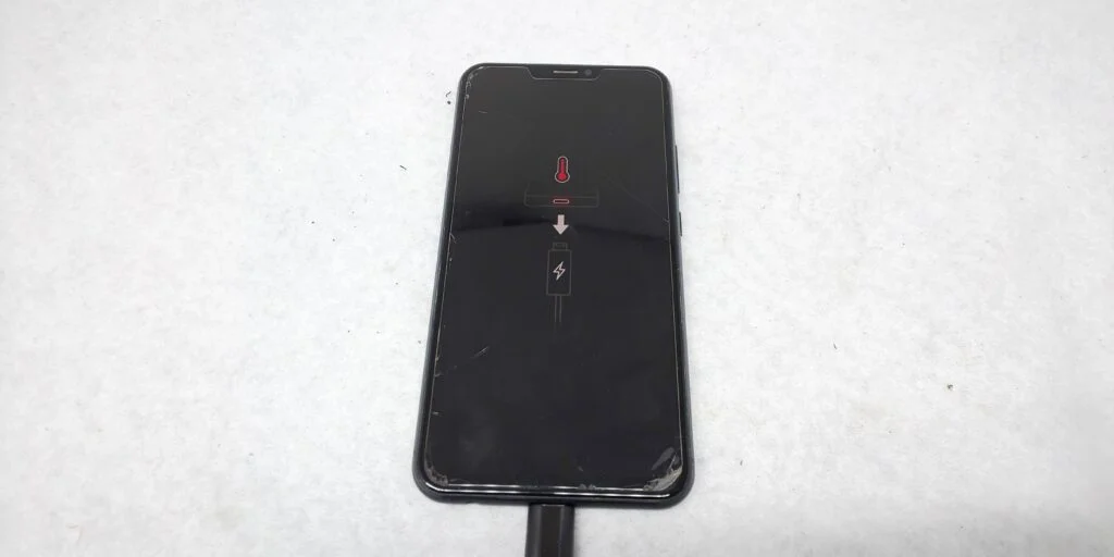 ZenFone 4 Selfie Pro ZD552KL バッテリー交換 — 修理の様子