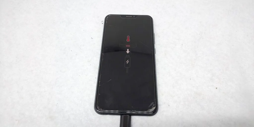 ZenFone 3 ZE552KL バッテリー交換 — 修理の様子