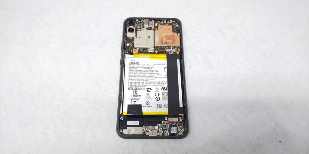 ZenFone 2 Laser ZE601KL 液晶修理 — 修理の様子