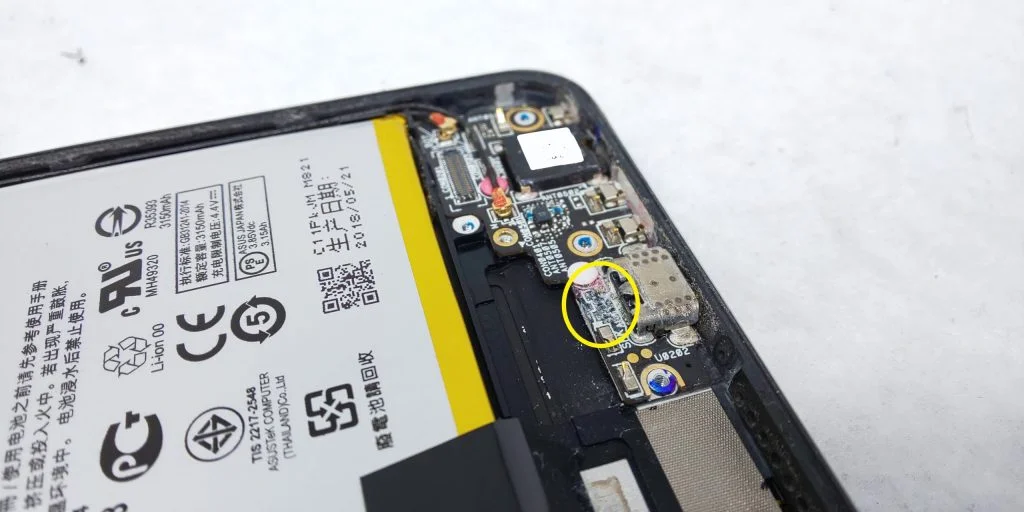 ZenFone 3 ZE552KL 充電口修理 — 修理の様子