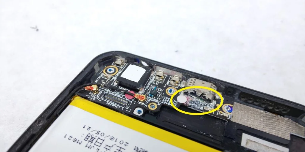 ZenFone 10 充電口修理 — 修理の様子