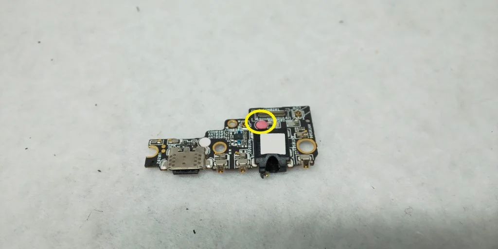 ZenFone Go ZB551KL 充電口修理 — 修理の様子