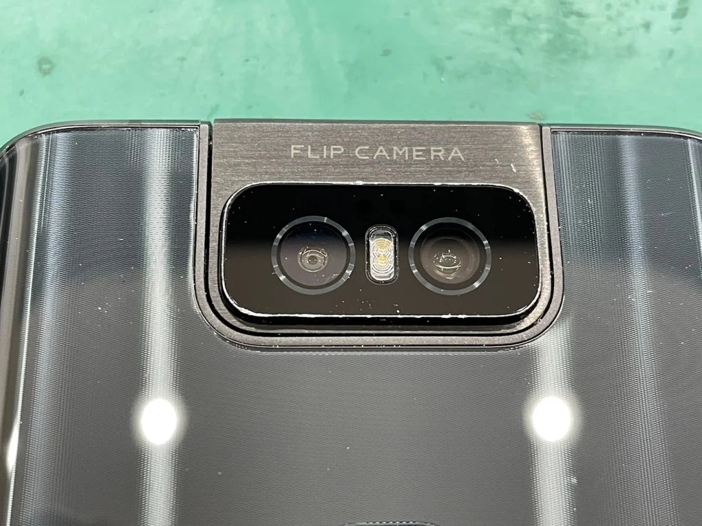 ZenFone 4 Selfie Pro ZD552KL カメラ修理 — 修理の様子