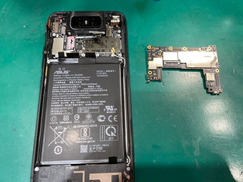 ROG Phone 7 Ultimate 起動不良修理 — 修理の様子