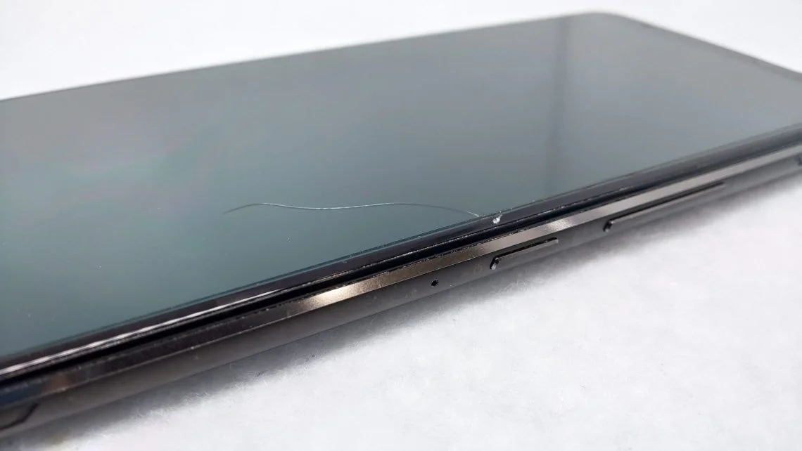 ZenFone 4 ZE554KL 画面割れ修理 — 修理の様子