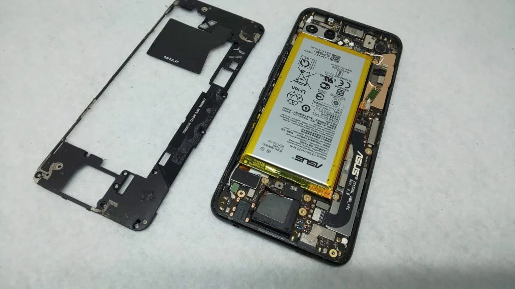 ZenFone Max Pro (M1) ZB602KL 画面割れ修理 — 修理の様子