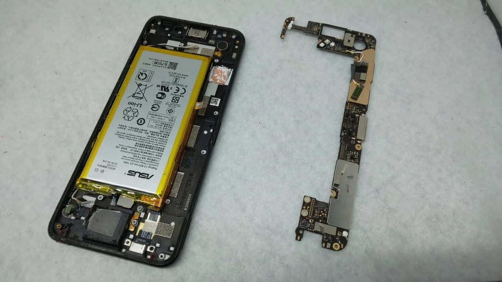 ZenFone 4 ZE554KL 液晶修理 — 修理の様子