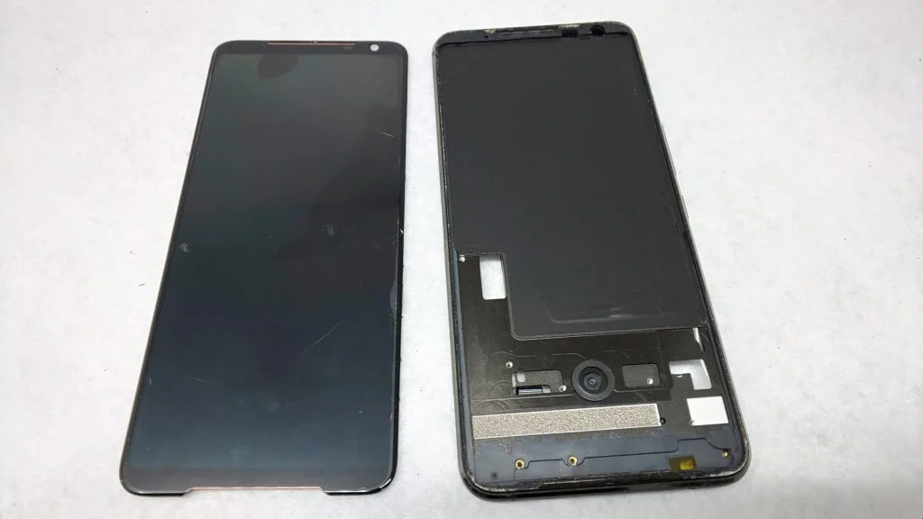 ZenFone Zoom S ZE553KL 画面割れ修理 — 修理の様子