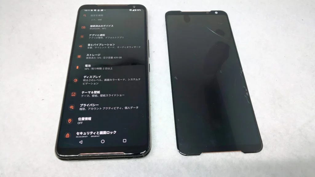 ZenFone 8 Flip ZS672KS 画面割れ修理 — 修理の様子
