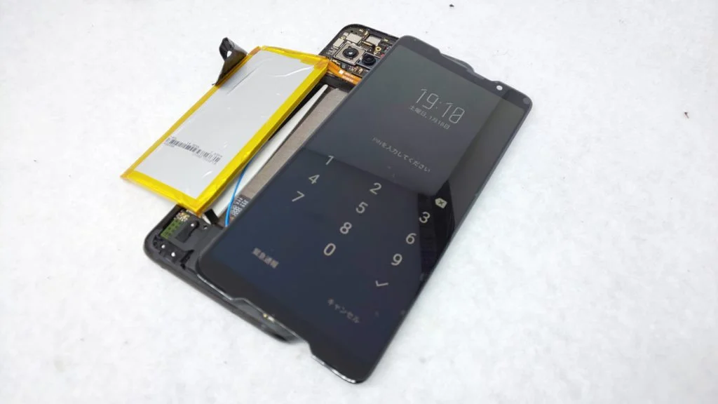 ZenFone 6 A601CG 画面割れ修理 — 修理の様子