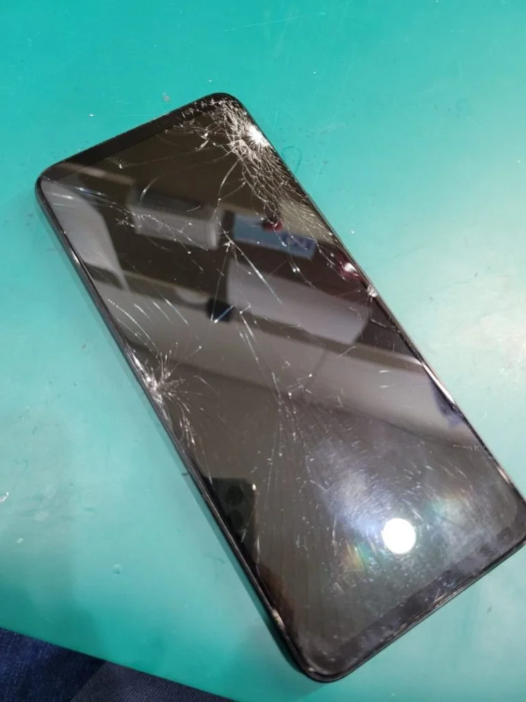 ROG Phone 6D 画面割れ修理 — 修理の様子