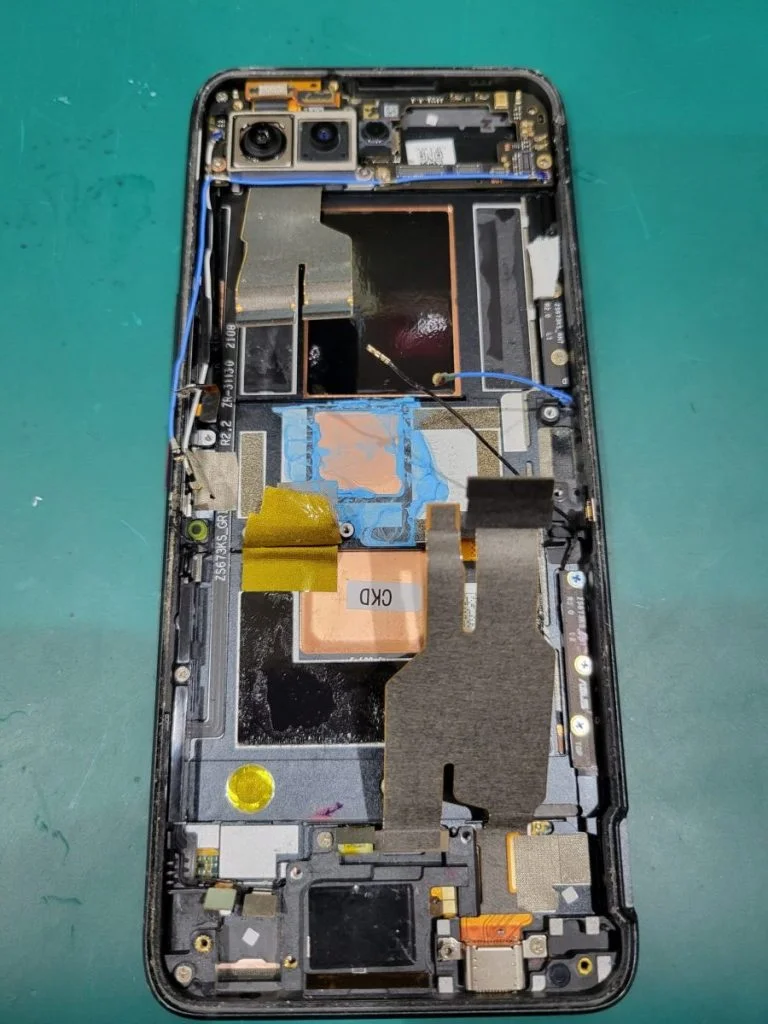 ZenFone 8 ZS590KS 画面割れ修理 — 修理の様子