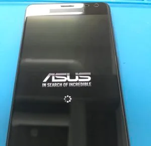 ZenFone 2 Laser ZE551KL 液晶修理 — 修理の様子