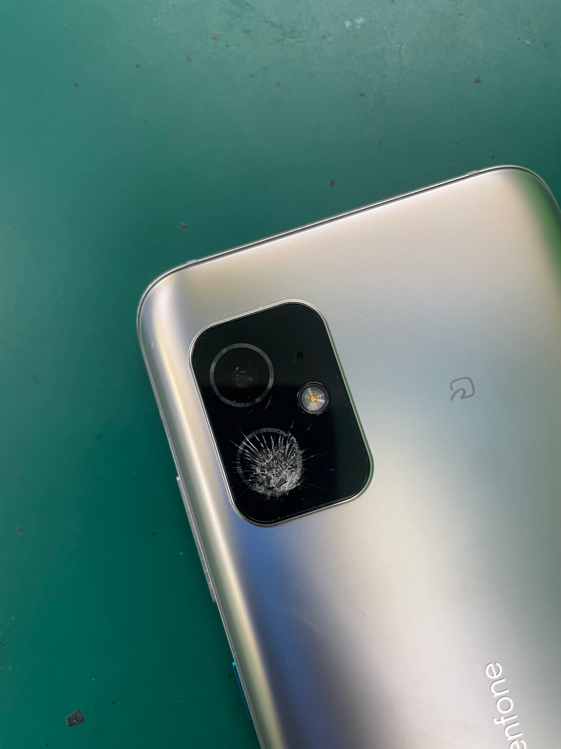 ZenFone 2 ZE551ML 画面割れ修理 — 修理の様子