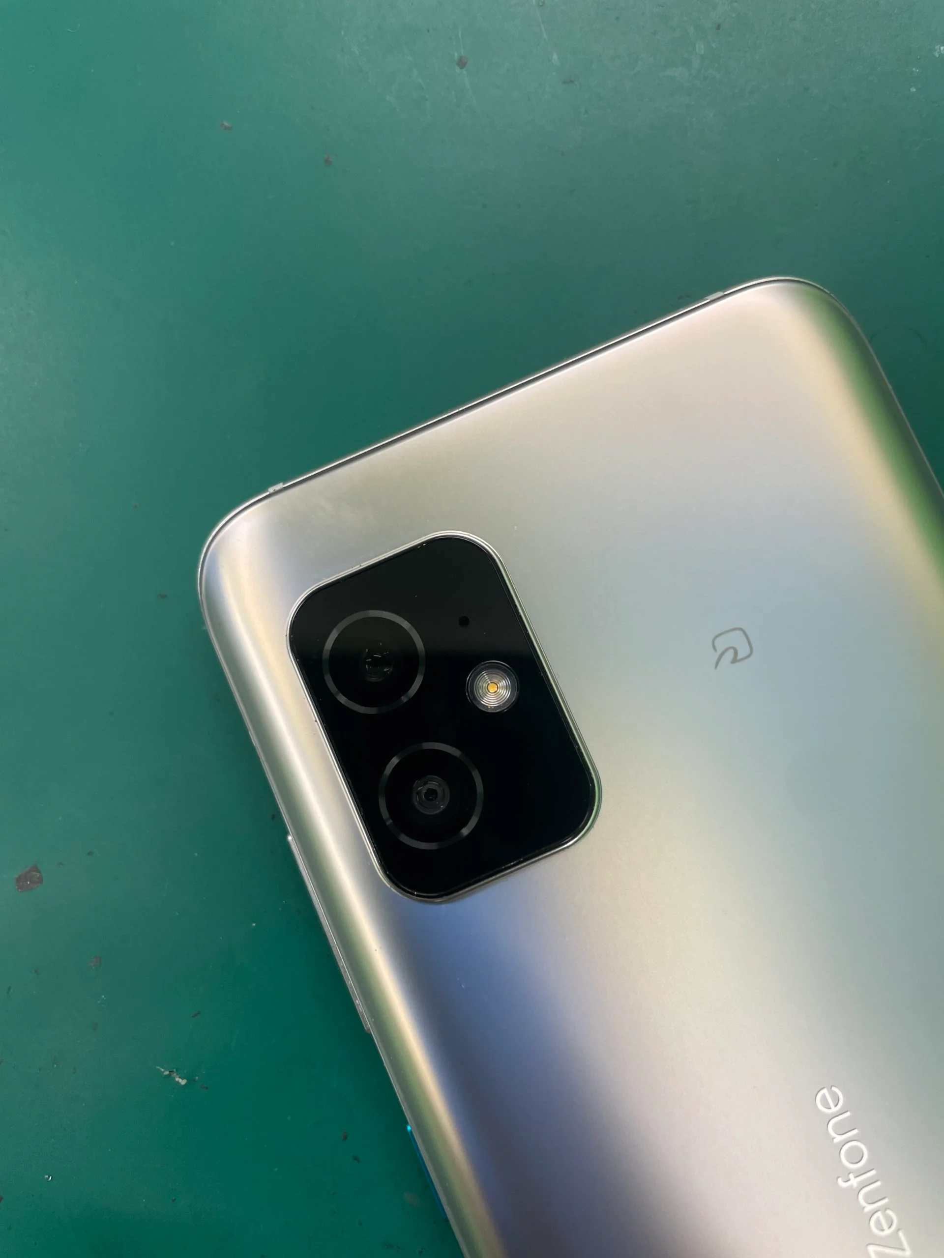 ZenFone 8 Flip ZS672KS 液晶修理 — 修理の様子