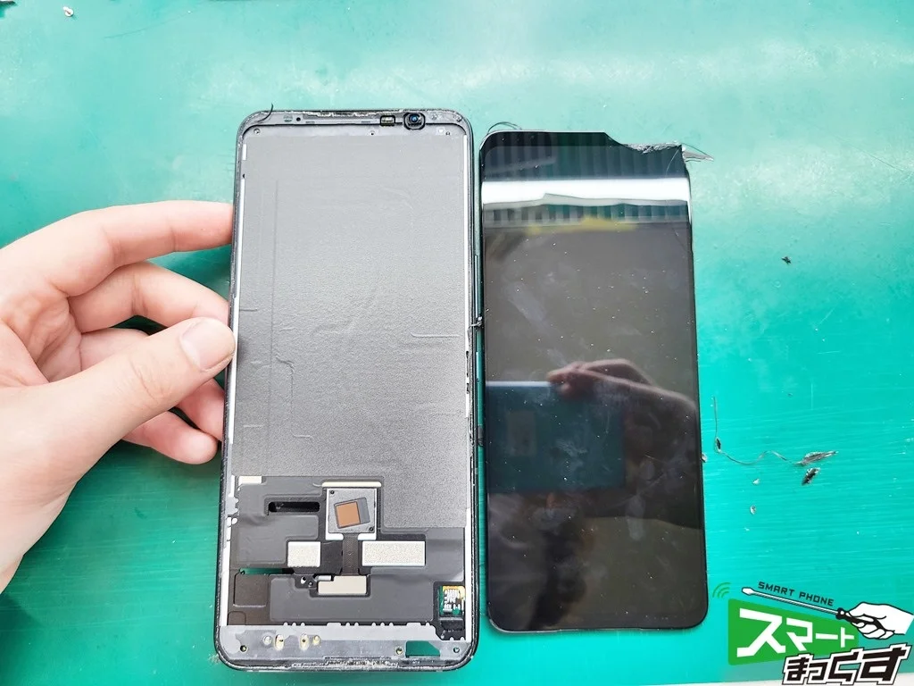 ZenFone 7 ZS670KS 画面割れ修理 — 修理の様子