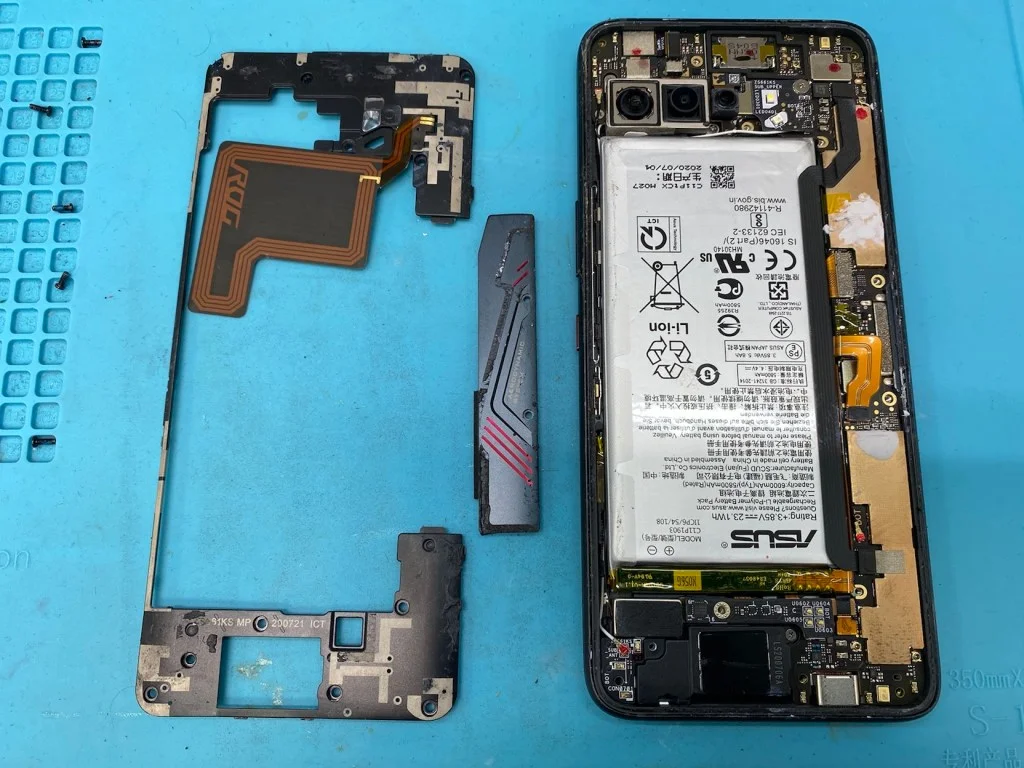 ZenFone 6 A601CG 液晶修理 — 修理の様子