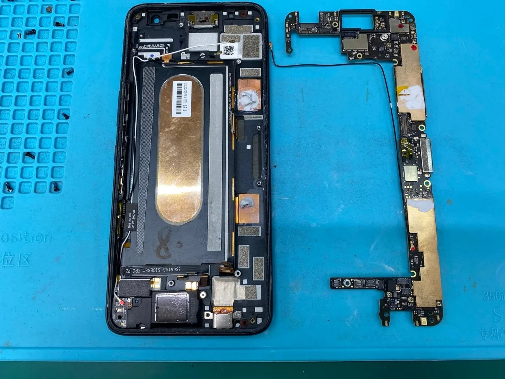 ZenFone Max Pro (M2) ZB631KL 液晶修理 — 修理の様子