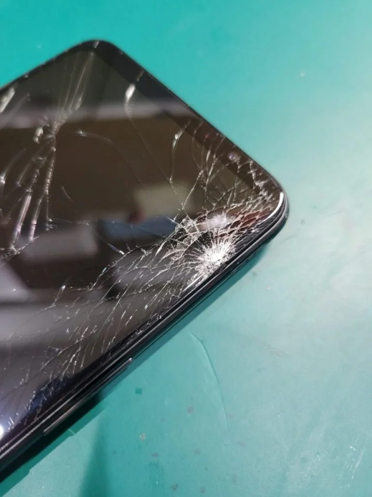 ROG Phone 6D 液晶修理 — 修理の様子