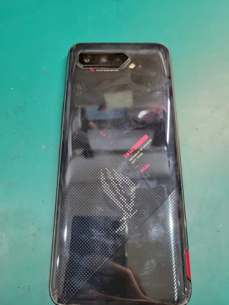 ZenFone 3 Max ZC520TL 画面割れ修理 — 修理の様子