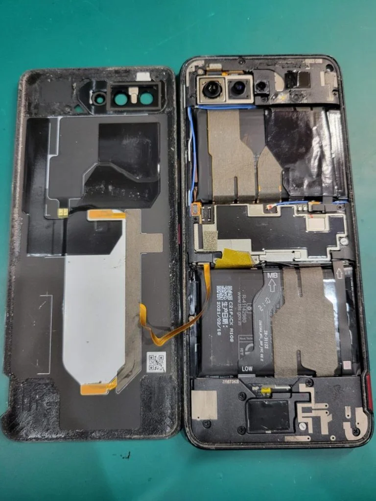 ROG Phone 3 ZS661KS 画面割れ修理 — 修理の様子
