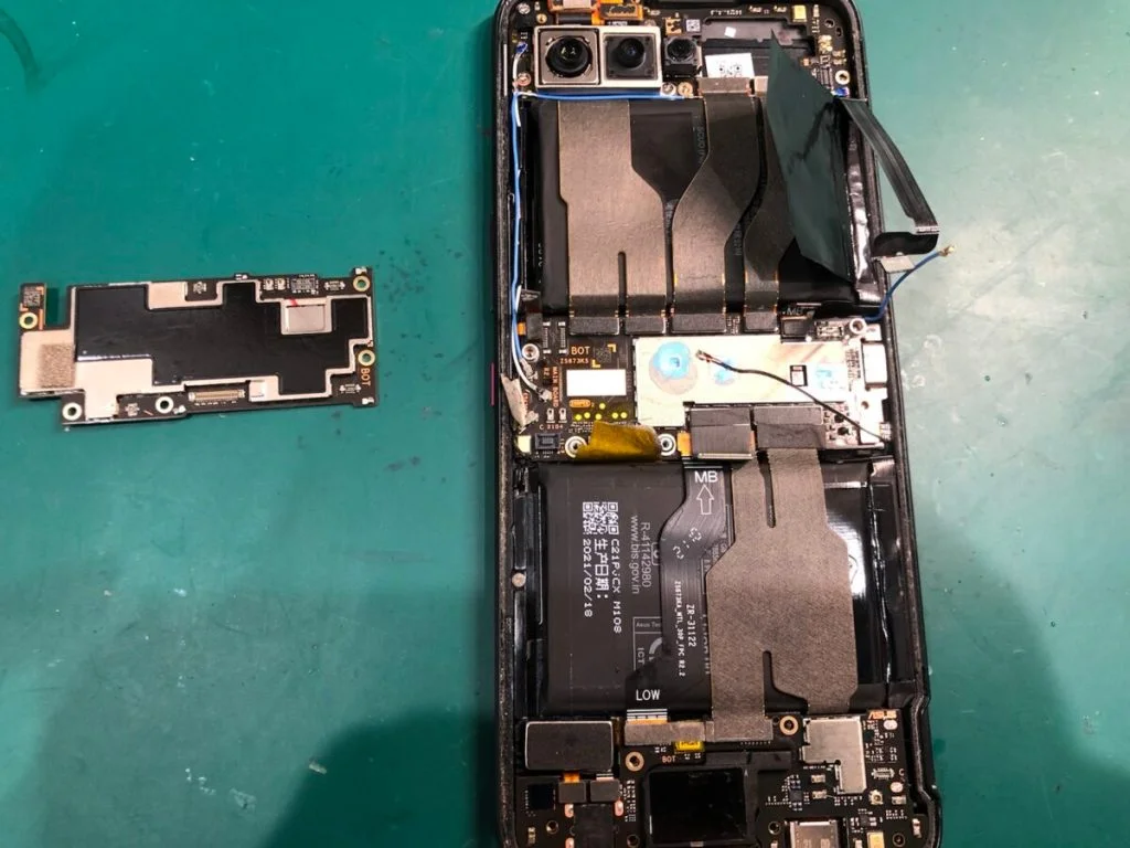 ZenFone 5Z ZS620KL 画面割れ修理 — 修理の様子