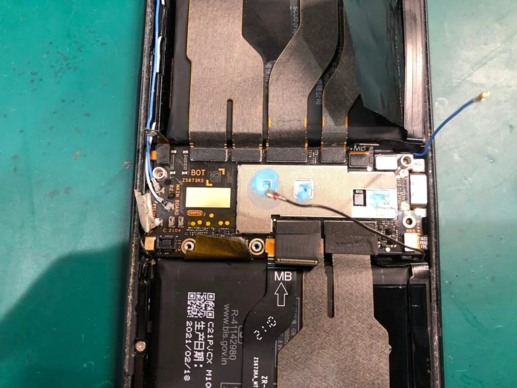 ZenFone 3 Laser ZC551KL 画面割れ修理 — 修理の様子