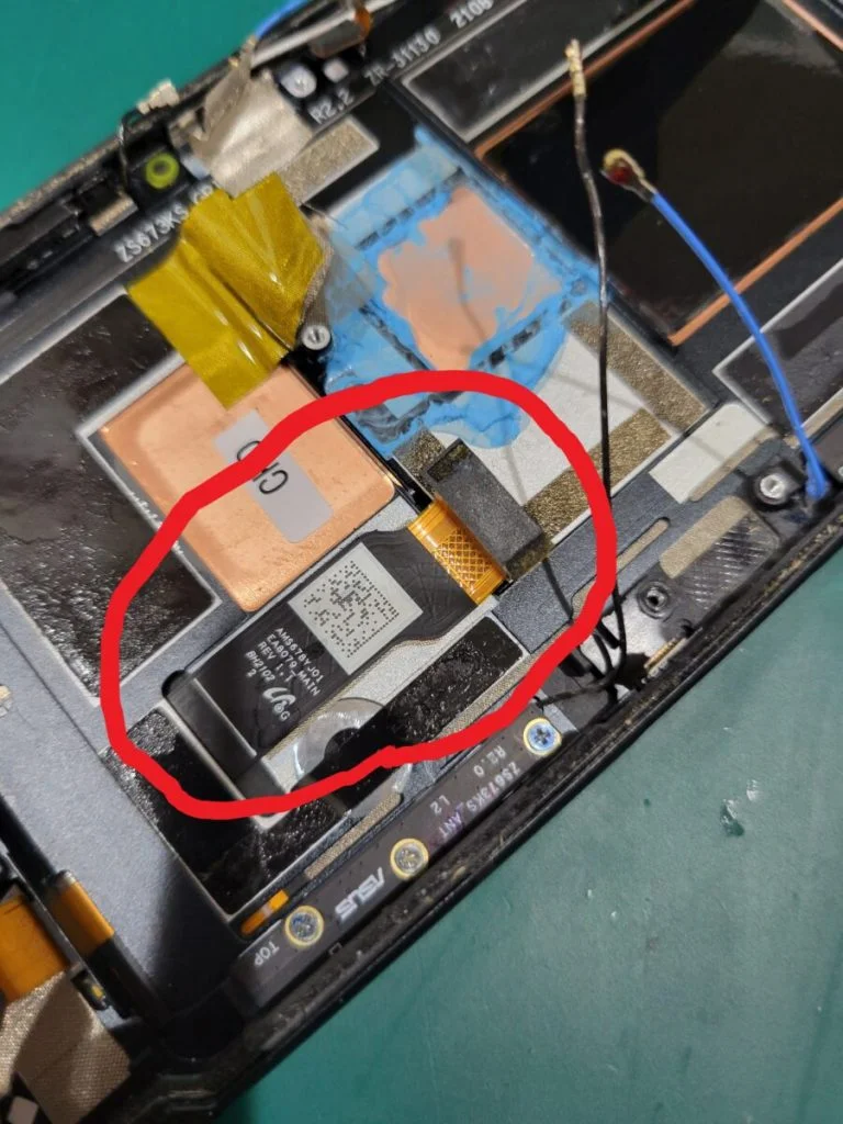 ZenFone 5Q ZC600KL 液晶修理 — 修理の様子