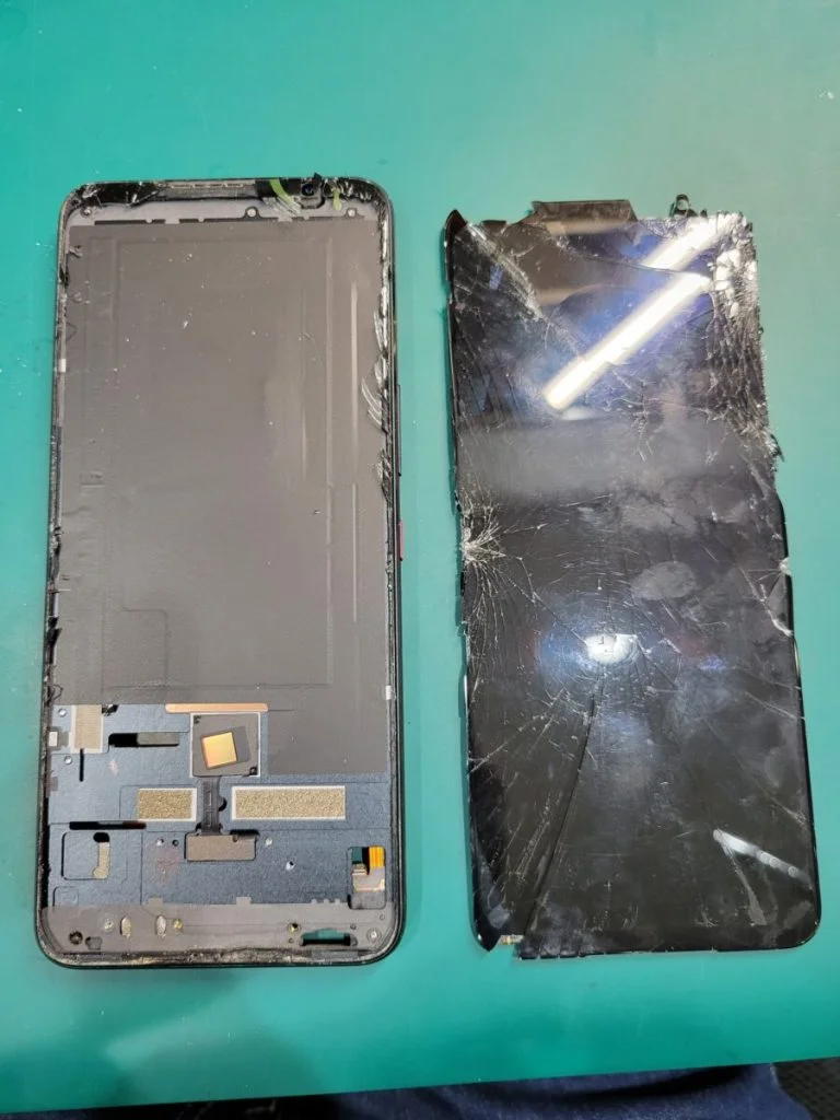 ZenFone Selfie ZD551KL 画面割れ修理 — 修理の様子