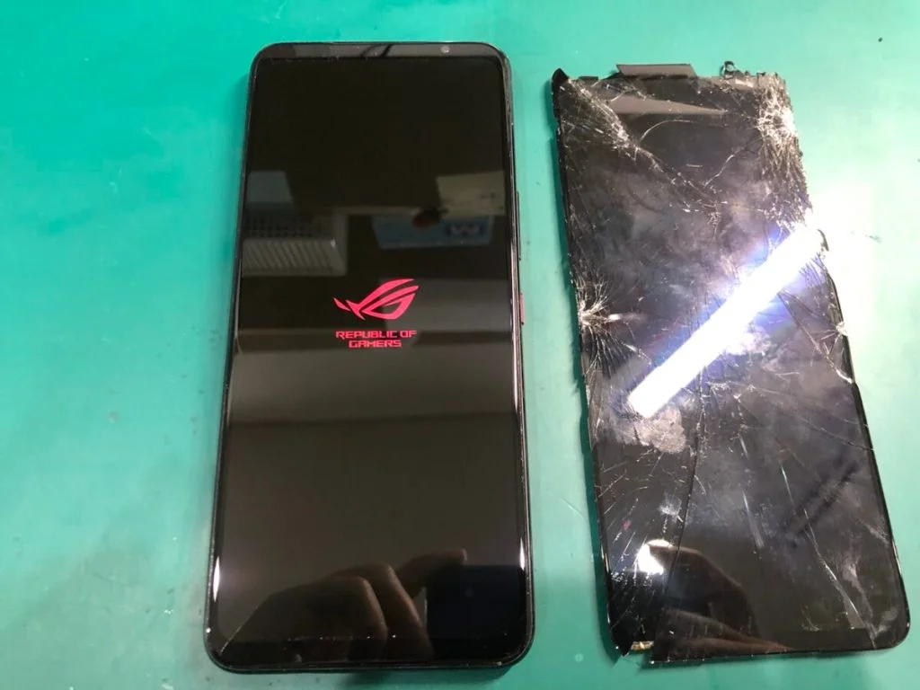ROG Phone 7 Ultimate 液晶修理 — 修理の様子
