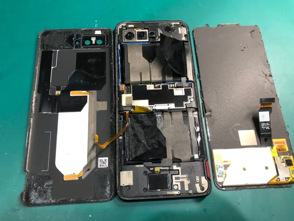 ZenFone 5 A500KL 画面割れ修理 — 修理の様子