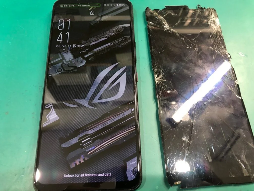 ZenFone 7 Pro ZS671KS 画面割れ修理 — 修理の様子