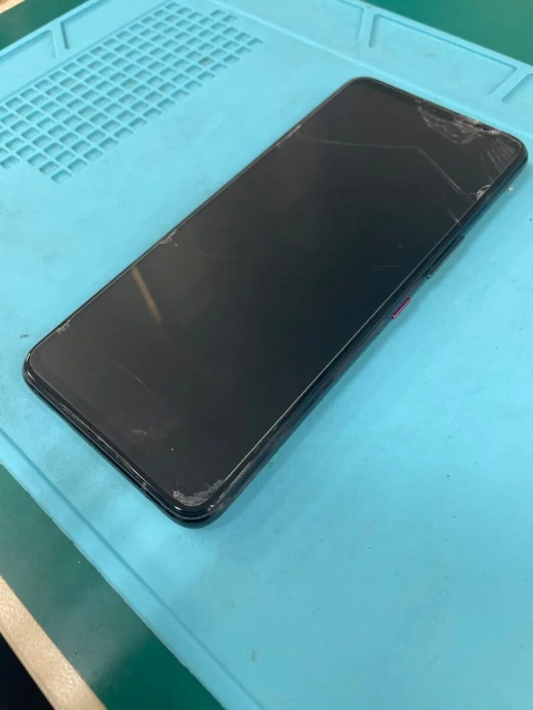 ZenFone 4 Selfie Pro ZD552KL 液晶修理 — 修理の様子