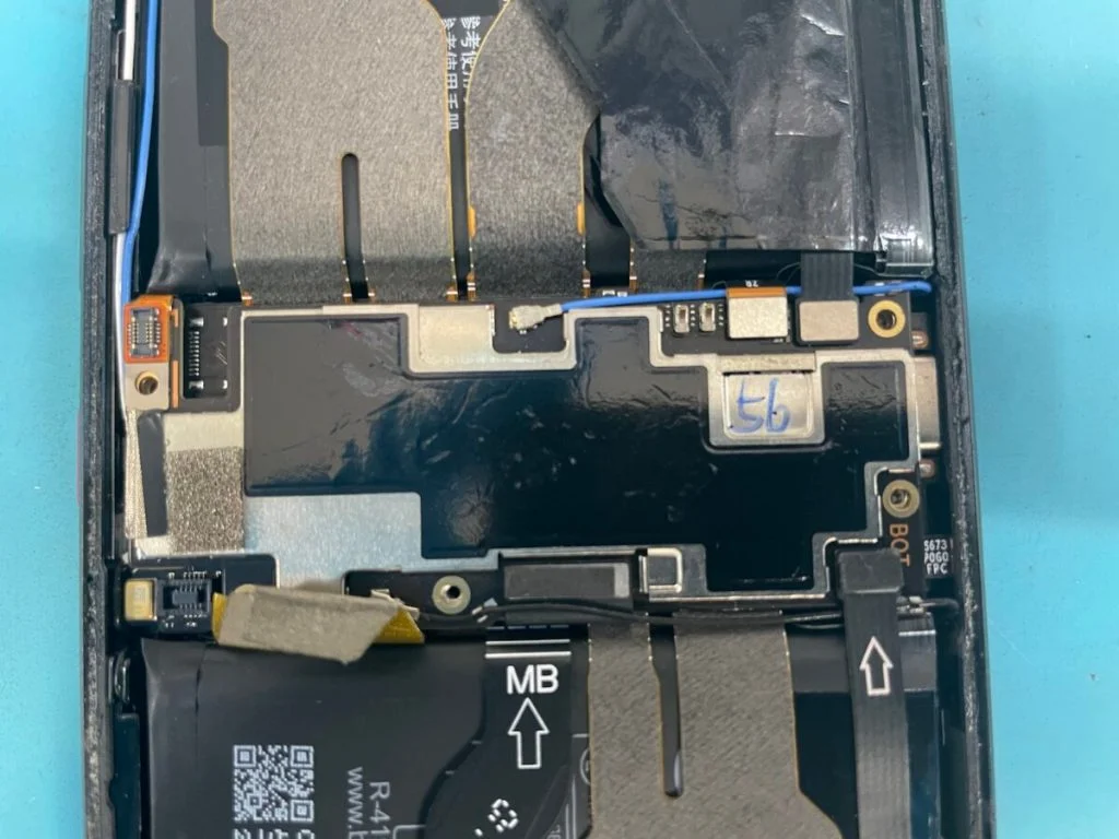 ZenFone 9 液晶修理 — 修理の様子