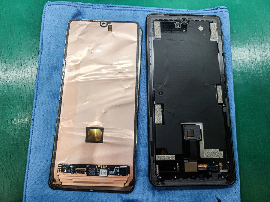 ZenFone 4 Pro ZS551KL 画面割れ修理 — 修理の様子