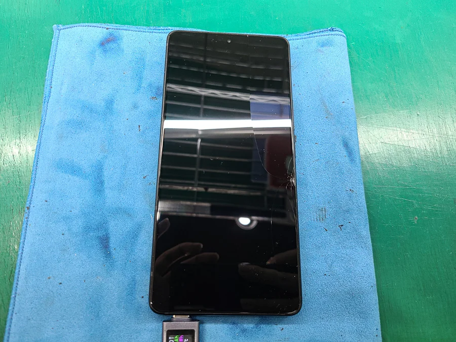 ZenFone 2 Laser ZE500KL 液晶修理 — 修理の様子