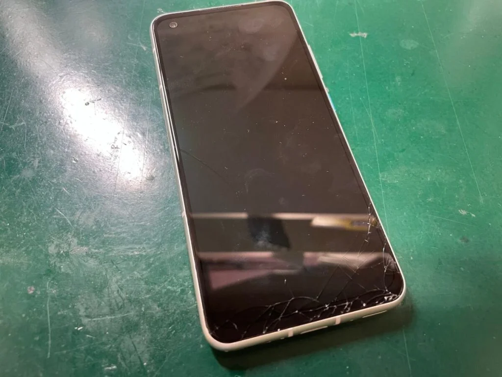 ZenFone 4 Max ZC554KL 画面割れ修理 — 修理の様子