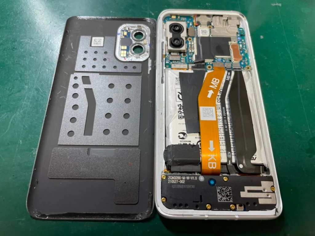 ZenFone 9 画面割れ修理 — 修理の様子